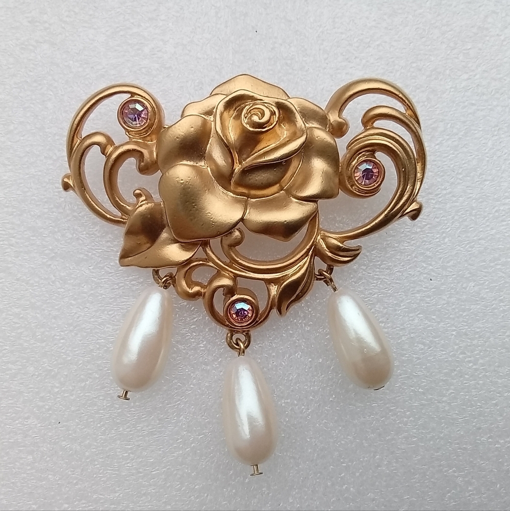 Vintage AVON Matte Gold Tone Victorian Rose With Foux Dangle Pearls